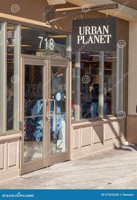 Urban Planet outlet store in Premium Outlets Montréal .